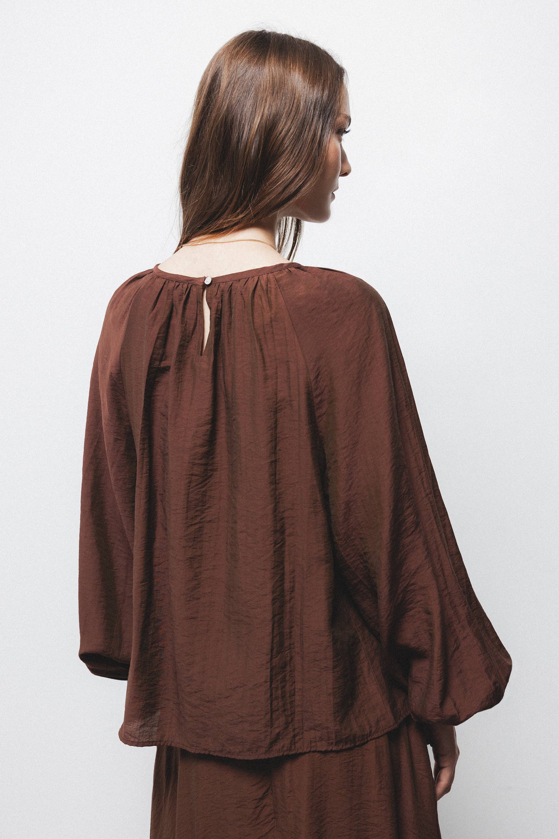 Blusa effetto stropicciato con maniche a palloncino