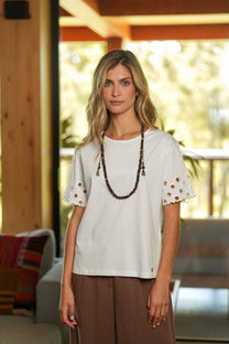 T-shirt in cotone con maniche ricamate