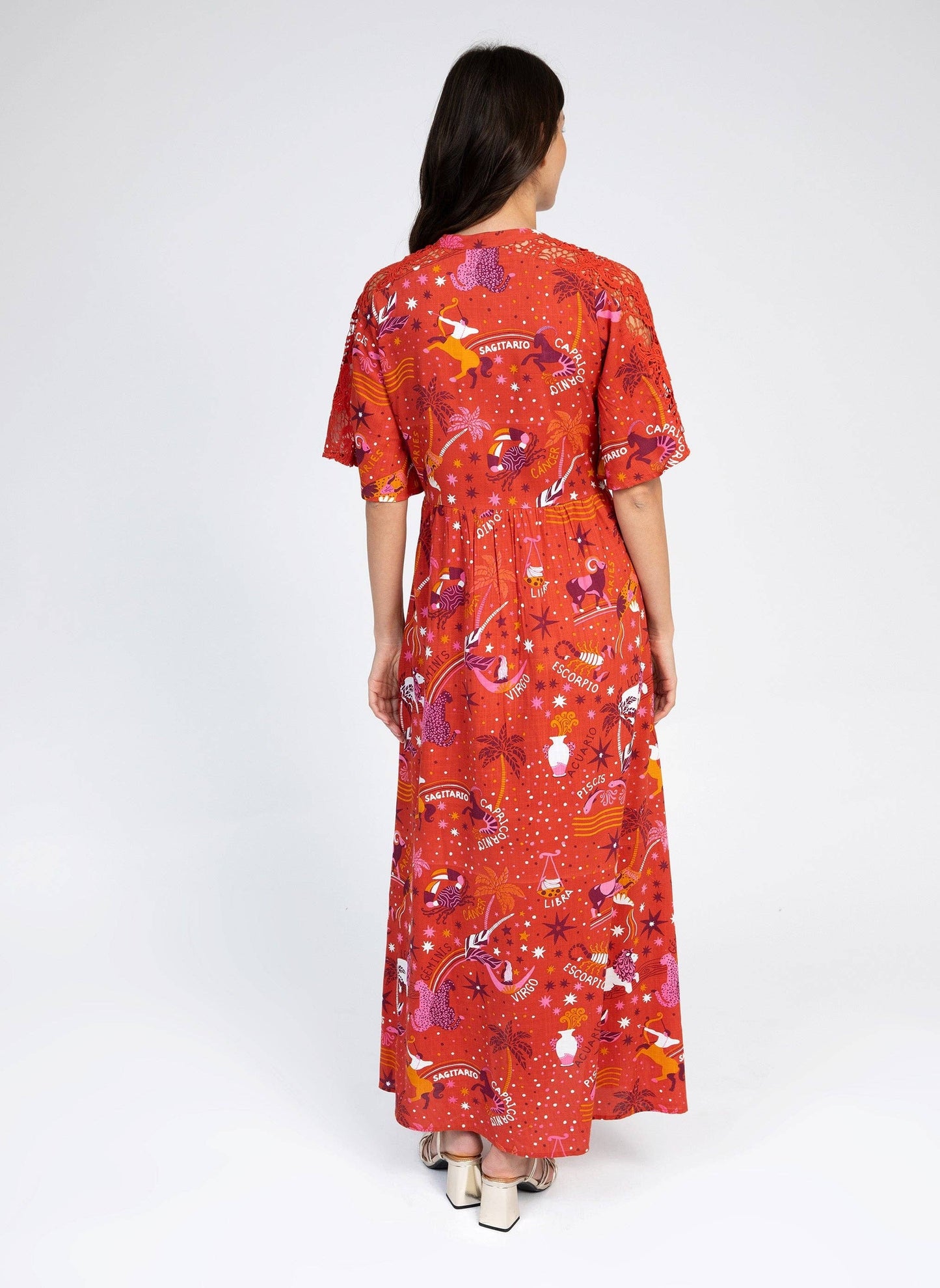 Abito lungo rosso con stampa circus