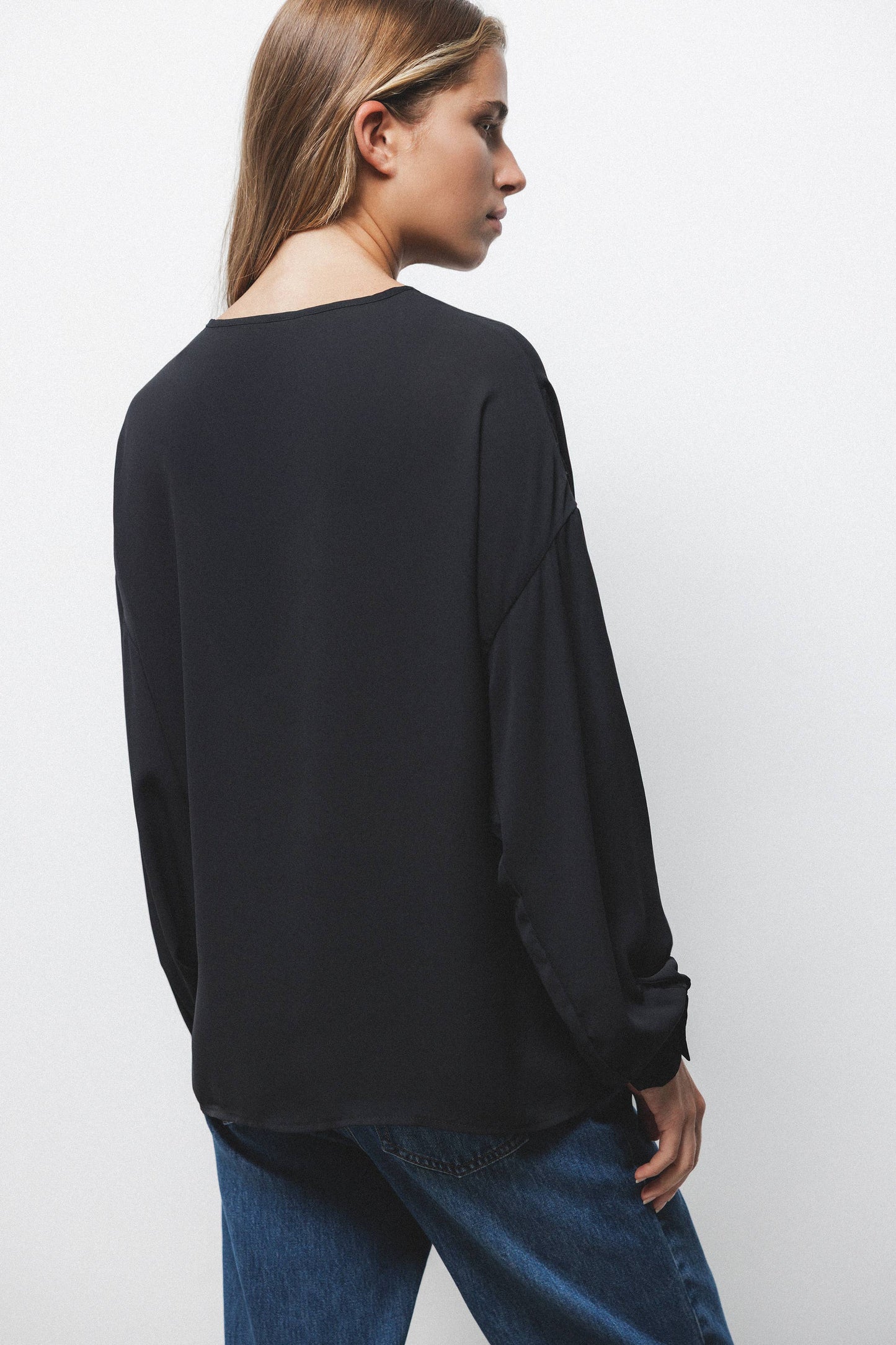 Blusa nera con coulisse in vita