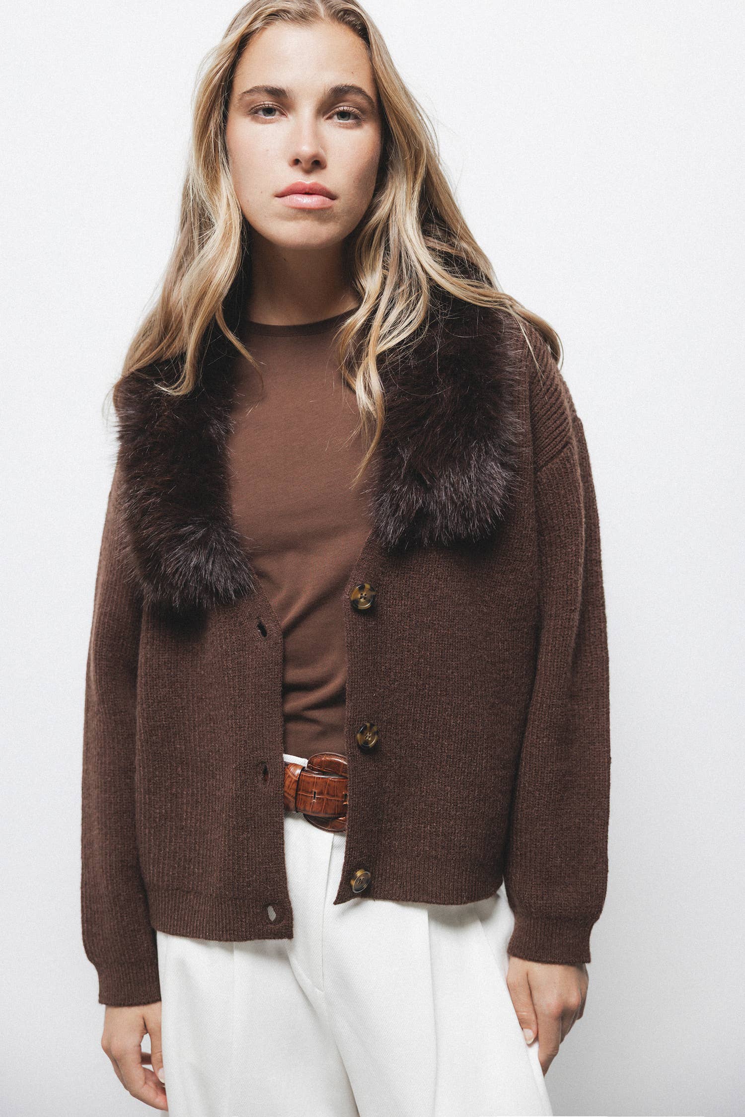 Cappotto in maglia rasata con collo in eco-pelliccia