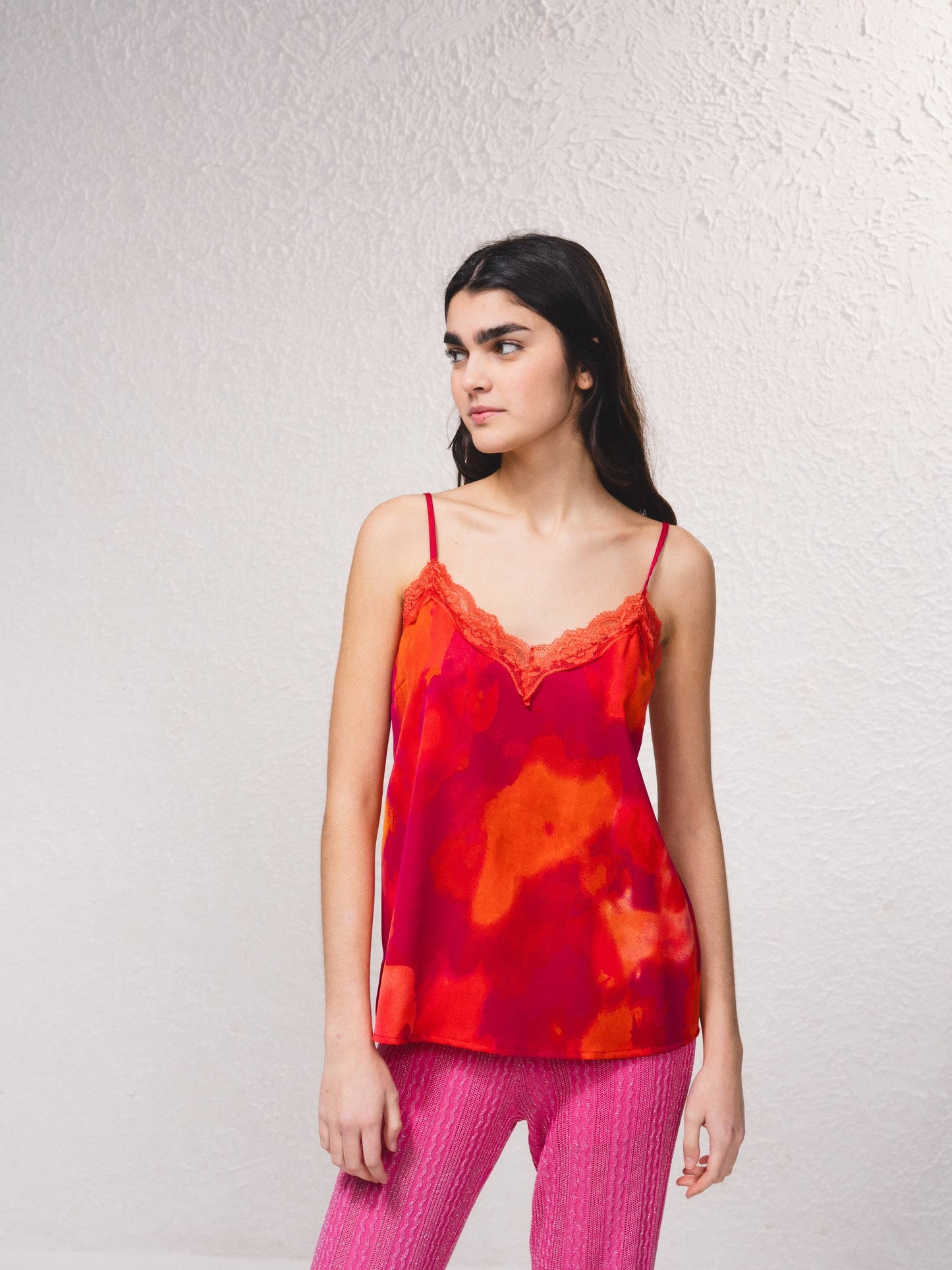 Top stampato con pizzo e scollo a V