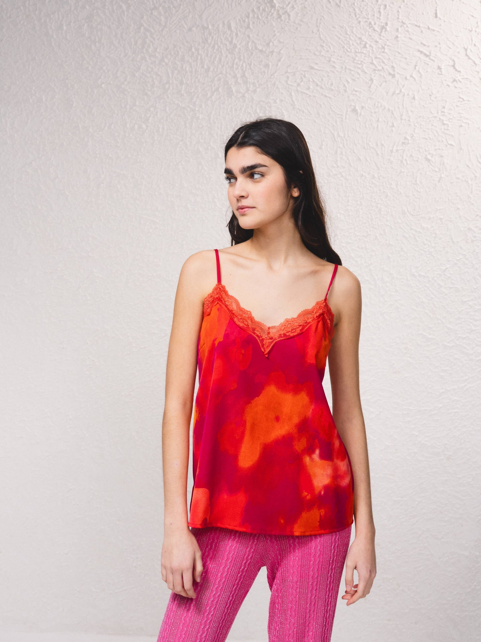 Top stampato con pizzo e scollo a V