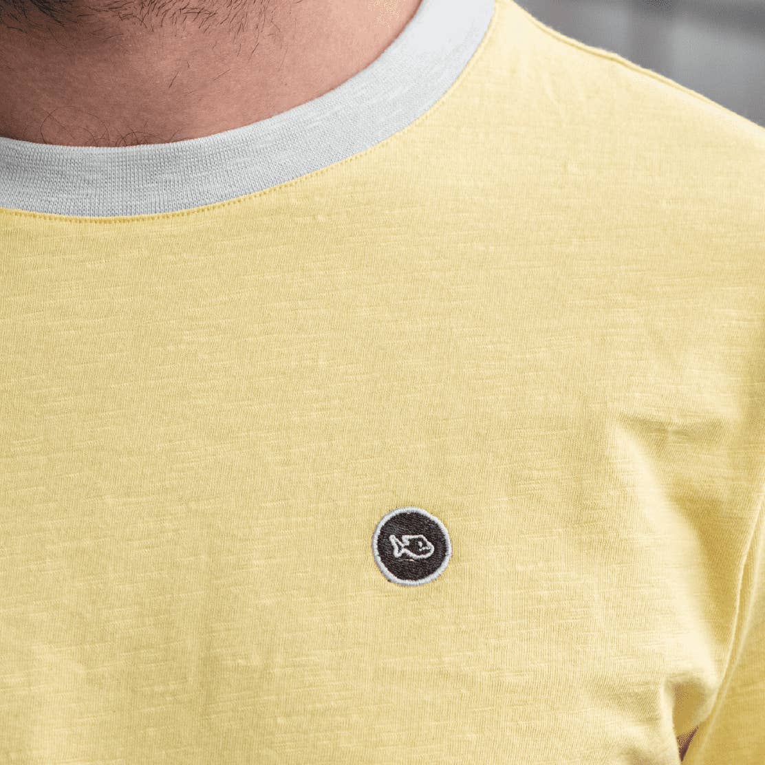T-shirt in cotone biologico giallo slub con profili a contrasto