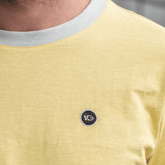 T-shirt in cotone biologico giallo slub con profili a contrasto