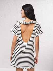 Vestito corto a righe stile t-shirt con schiena scoperta