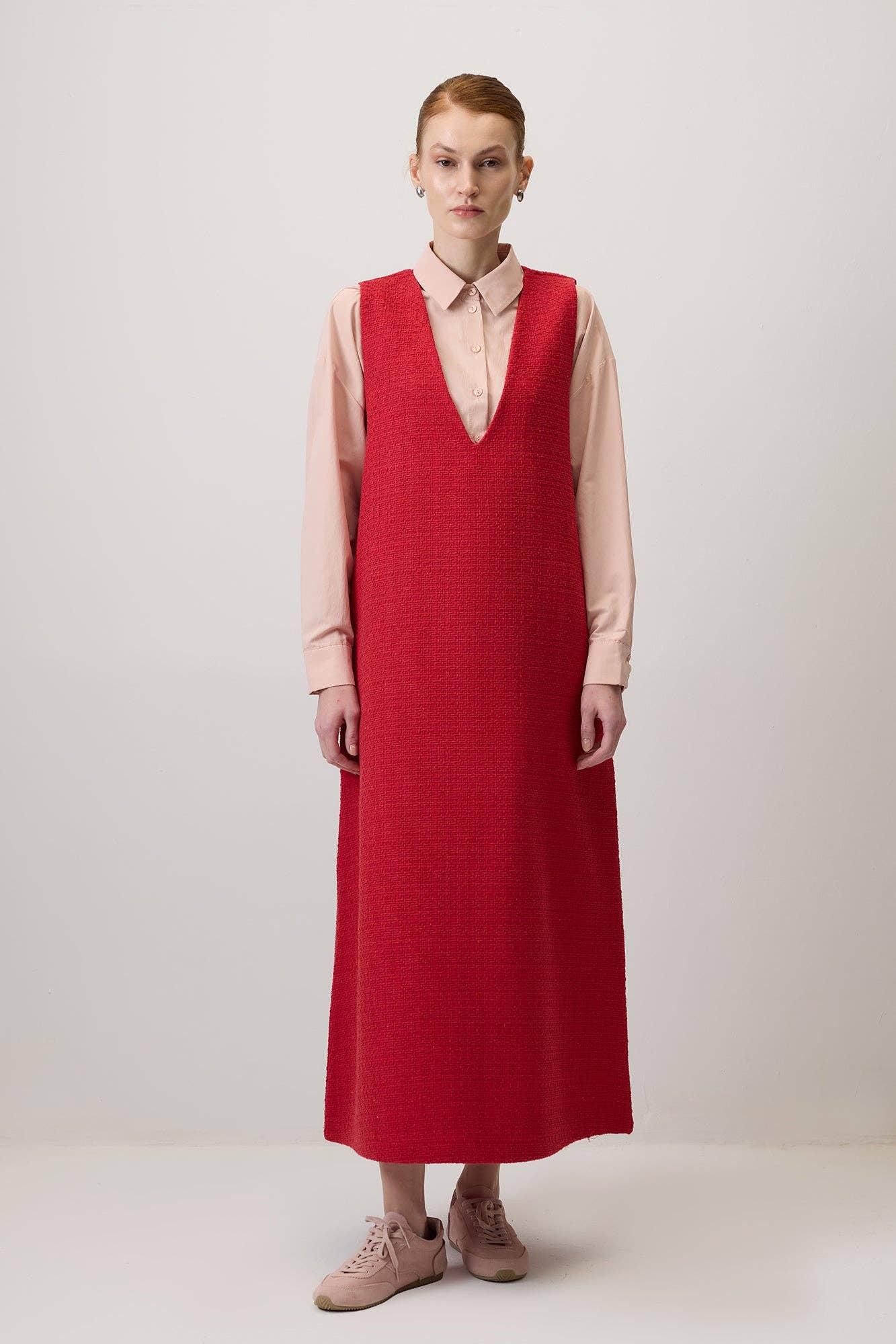 Abito pinafore in tweed con scollo a V rosso