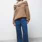 Maglione in maglia con cappuccio e scollo off-shoulder