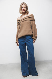 Maglione in maglia con cappuccio e scollo off-shoulder