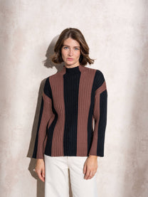 Maglione a collo alto a righe in maglia