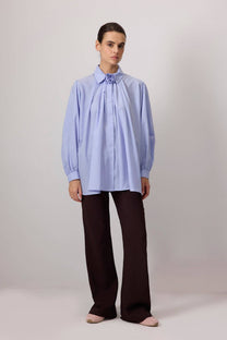 Camicia oversize in cotone con fiore al collo blu