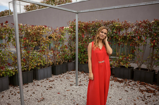 Abito lungo rosso con applicazioni frontali