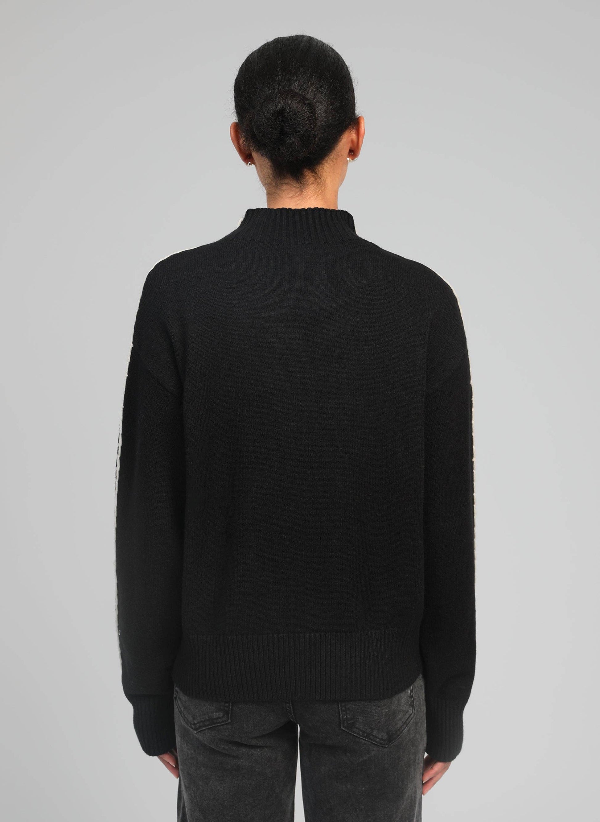 Maglione dolcevita nero Nissya con cuciture a contrasto
