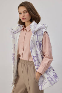 Gilet imbottito con cappuccio e stampa funghi