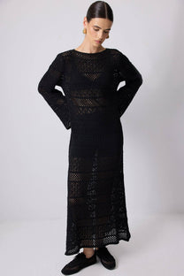 Abito lungo boho in maglia crochet con maniche svasate