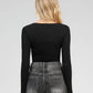 T-shirt nera a costine con scollo quadrato