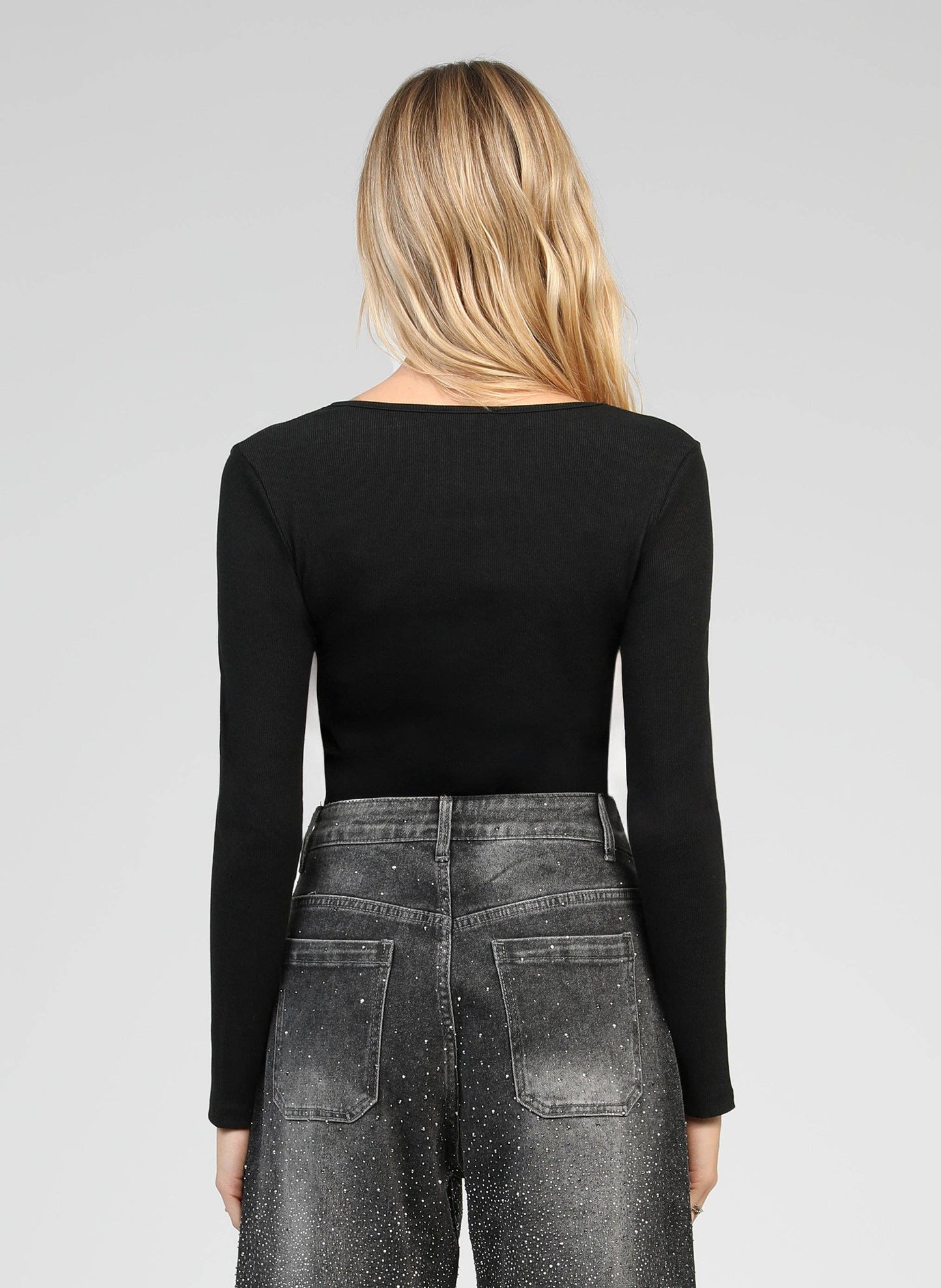 T-shirt nera a costine con scollo quadrato