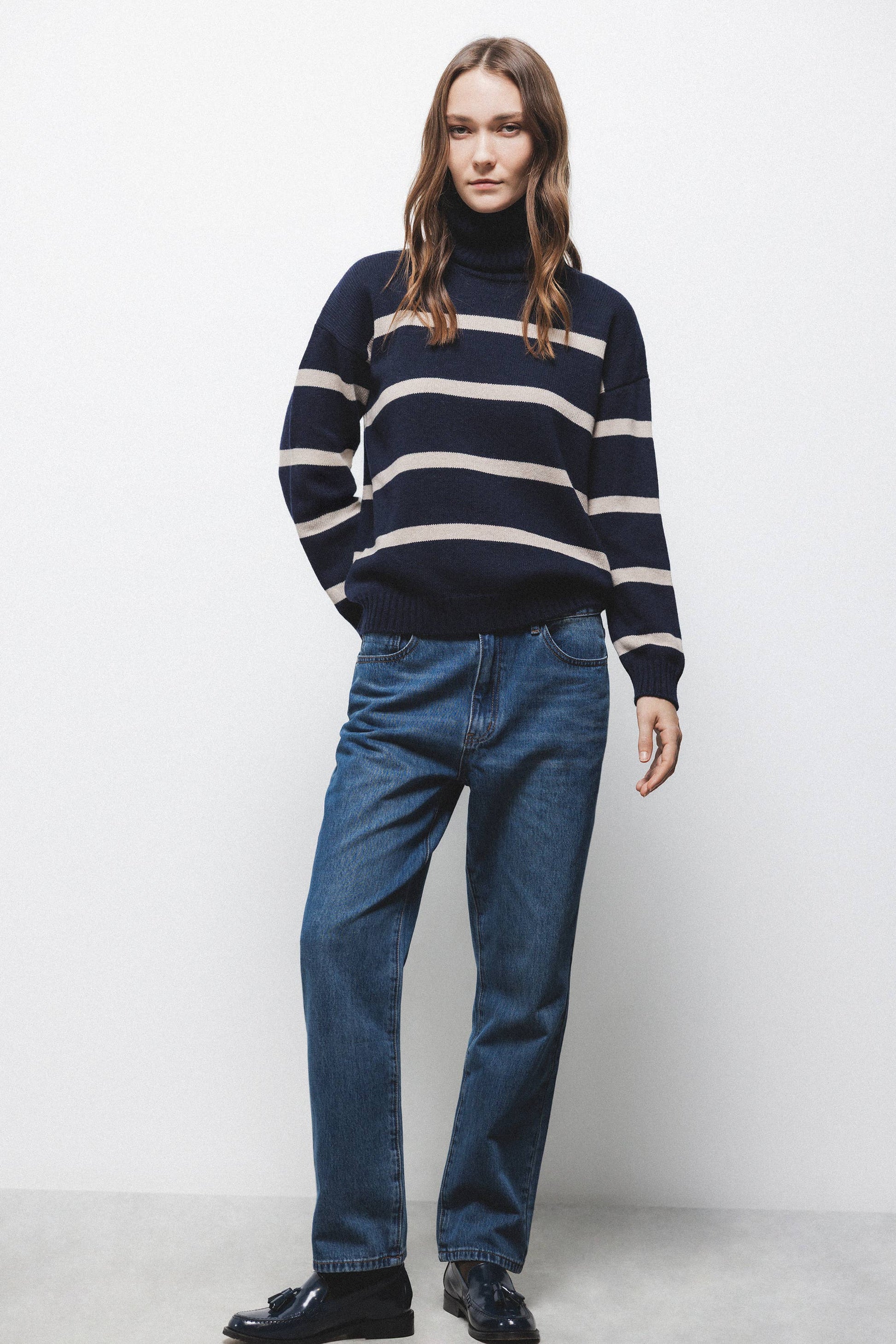 Maglione a righe in maglia con collo alto