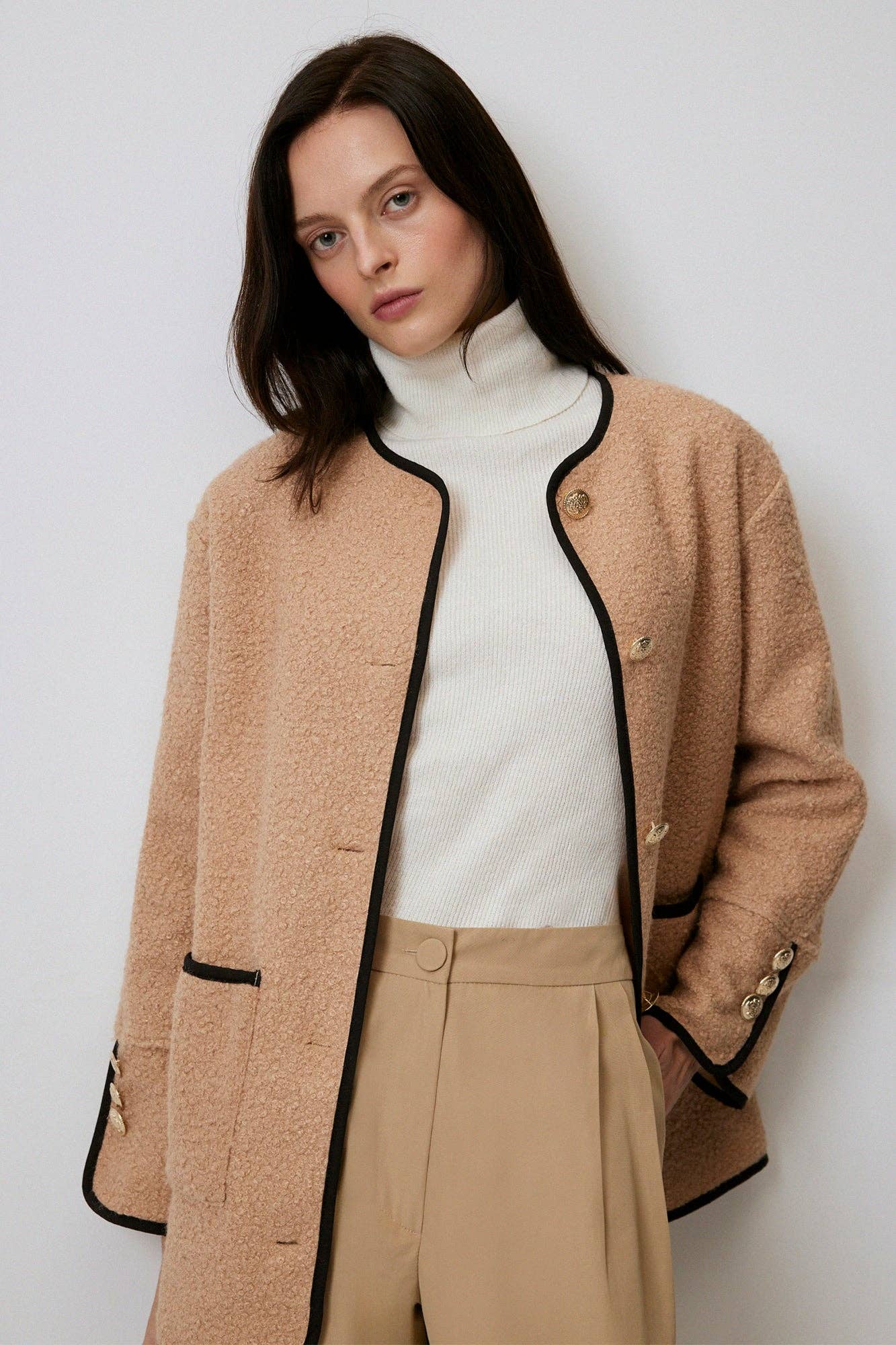 Giacca bouclé con profili a contrasto