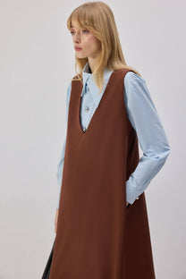 Abito pinafore lungo marrone con scollo a V