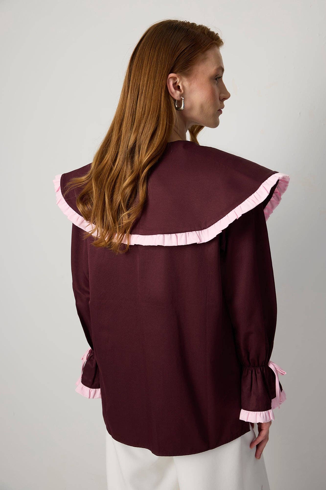 Camicia bordeaux con maxi colletto a contrasto e volant