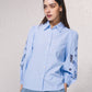 Blusa azzurra con maniche ricamate