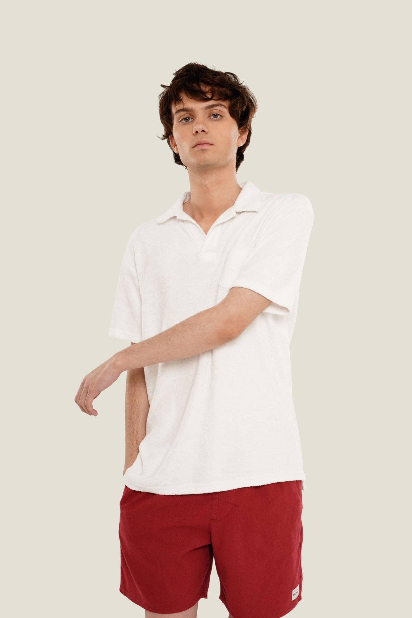 T-shirt in spugna bianca con colletto aperto