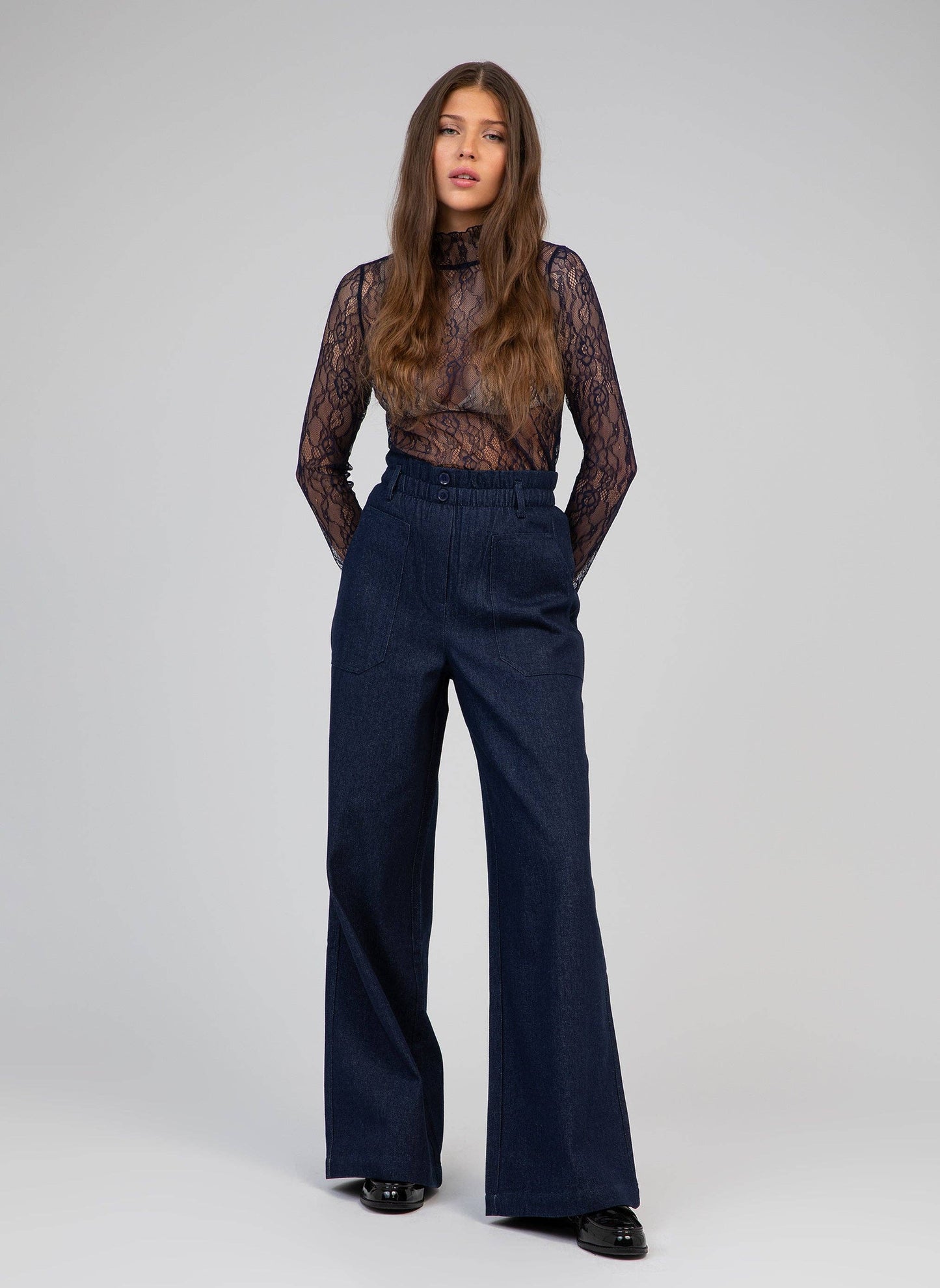 Top in pizzo a collo alto blu marino