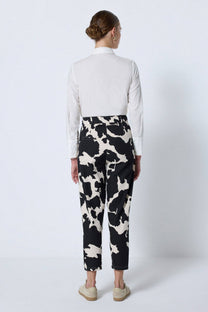 Pantaloni in gabardina con stampa geometrica