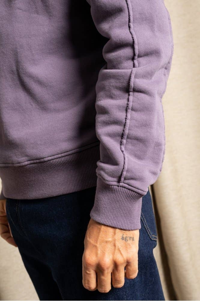 Felpa girocollo viola con maxi stampa sul retro