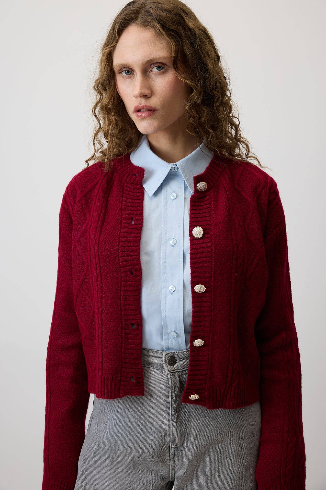 Cardigan in maglia a trecce bordeaux con bottoni
