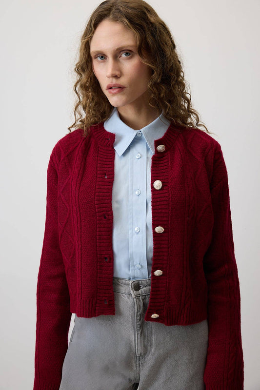 Cardigan in maglia a trecce bordeaux con bottoni