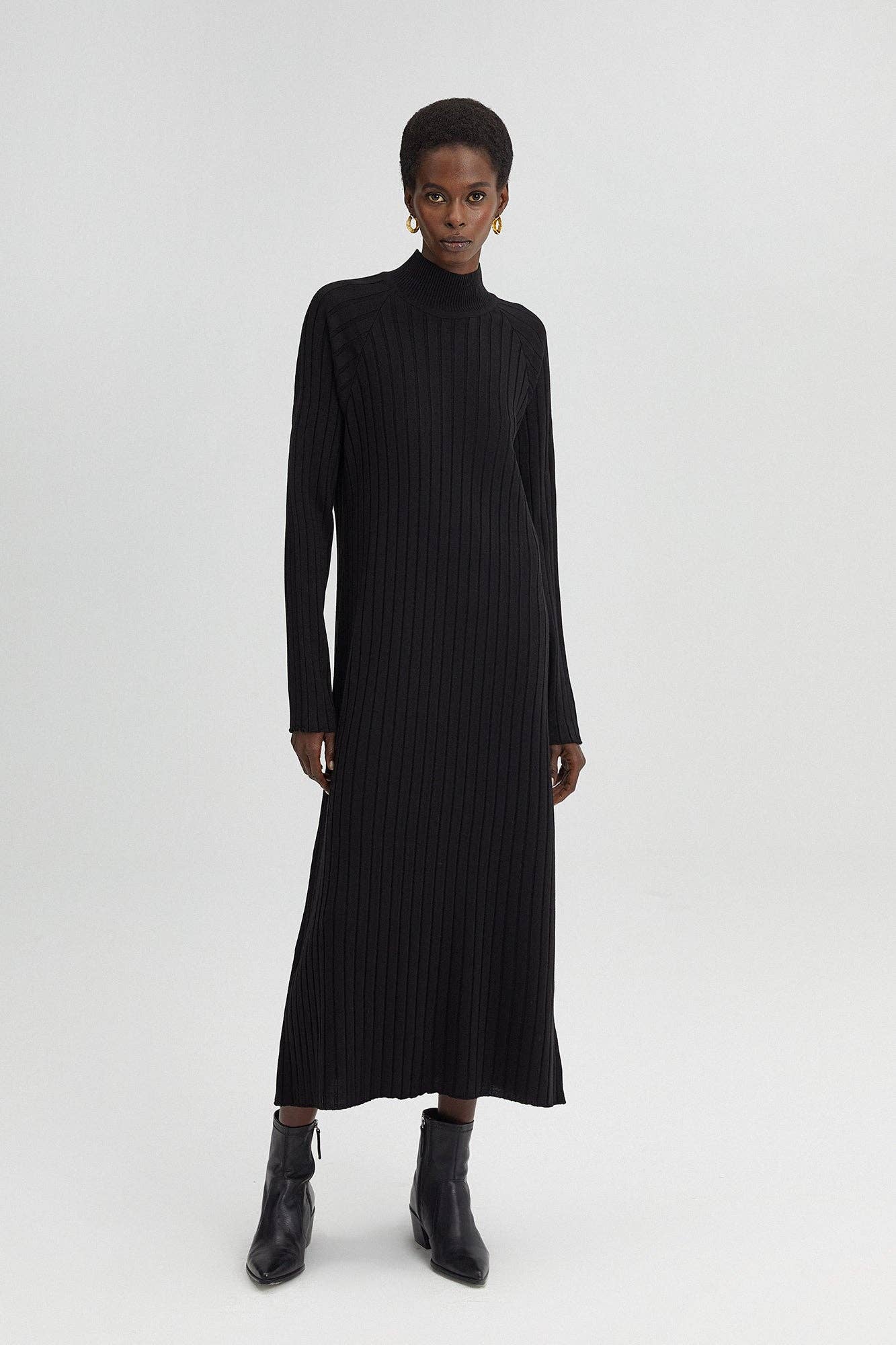 Abito maxi a coste nero con collo alto