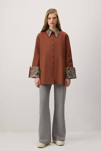 Camicia marrone con dettagli etnici jacquard