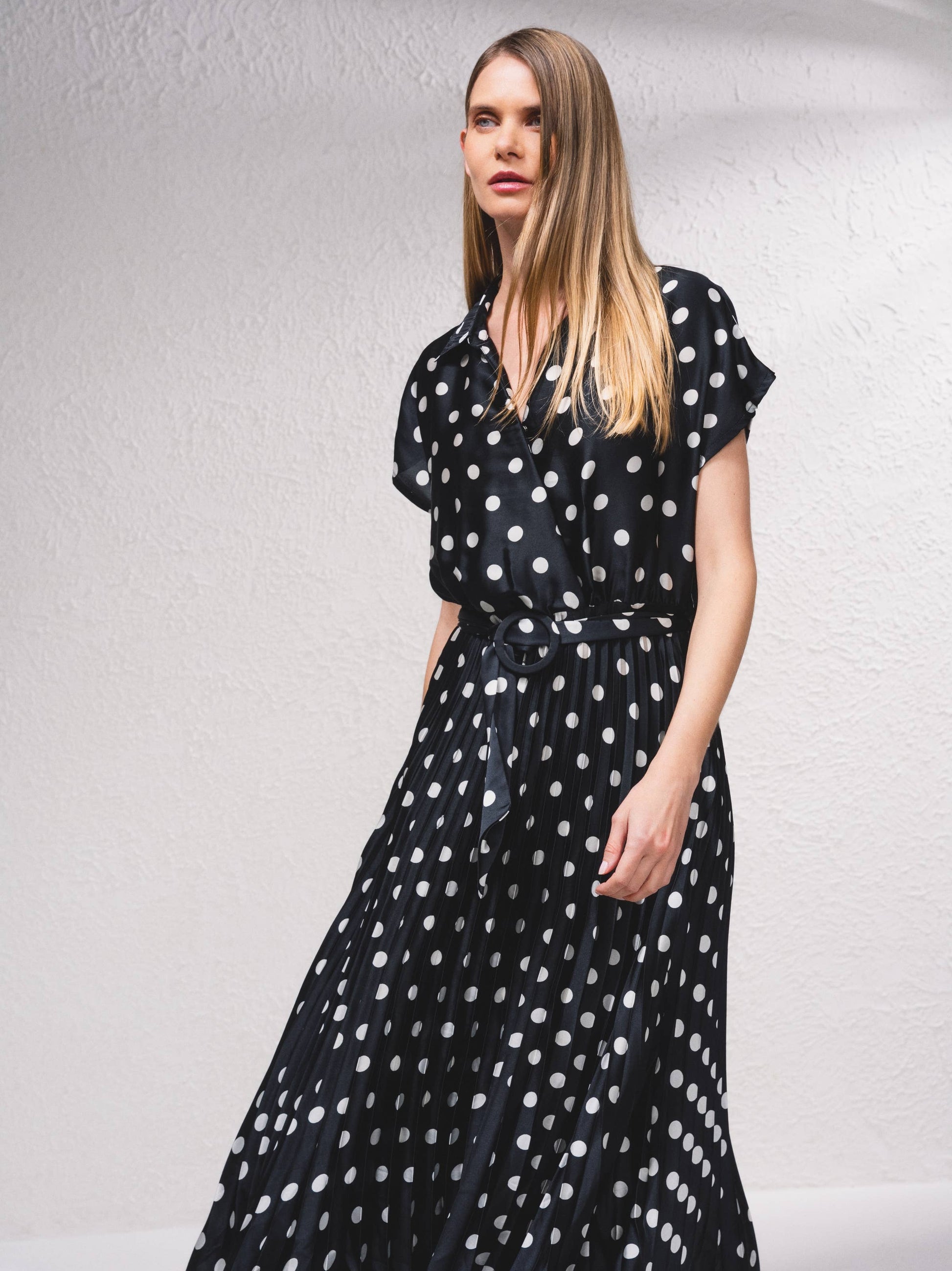 Abito midi plissettato a pois con cintura