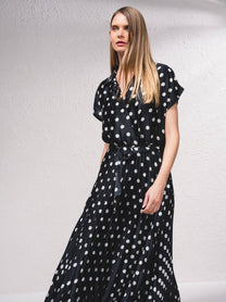 Abito midi plissettato a pois con cintura