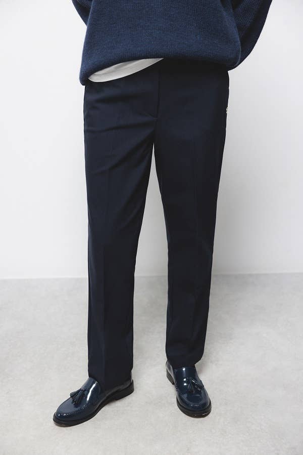 Pantaloni sartoriali essenziali con tasche oblique