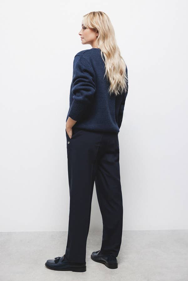 Pantaloni sartoriali essenziali con tasche oblique