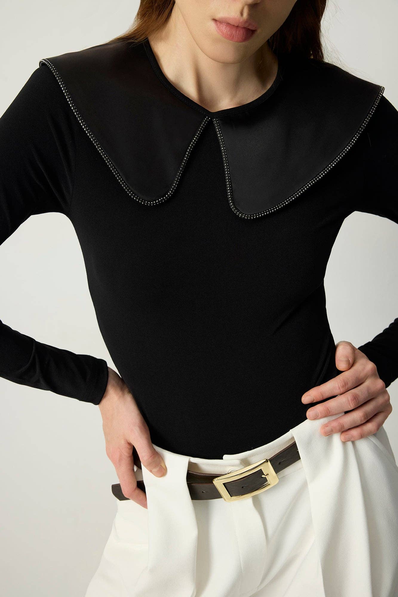 Body nero con collo in raso