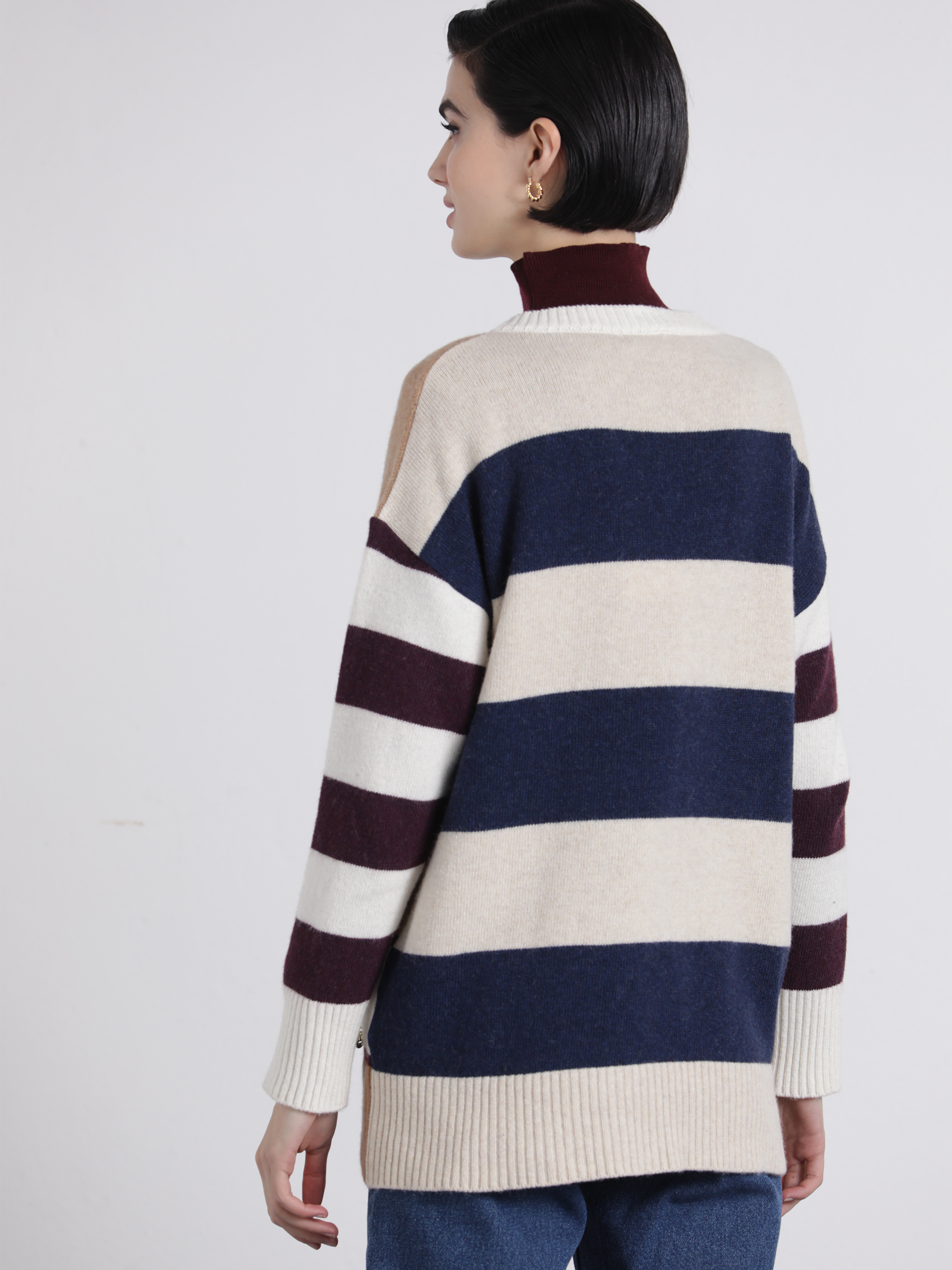 Maglione oversize a righe con collo alto