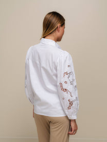 Blusa in cotone con maniche ricamate