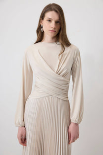 Blusa crema drappeggiata con orlo plissé e maniche a palloncino