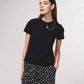 T-shirt basic aderente con catena dorata