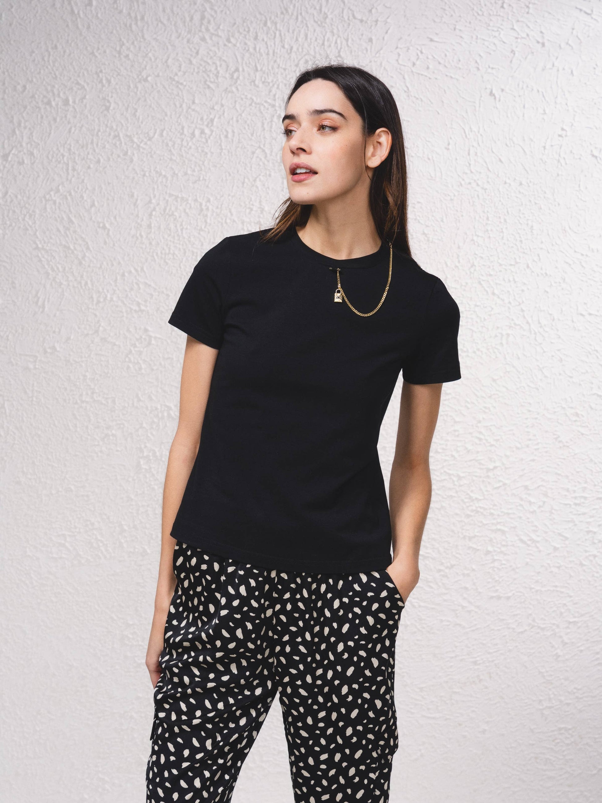 T-shirt basic aderente con catena dorata
