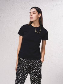 T-shirt basic aderente con catena dorata