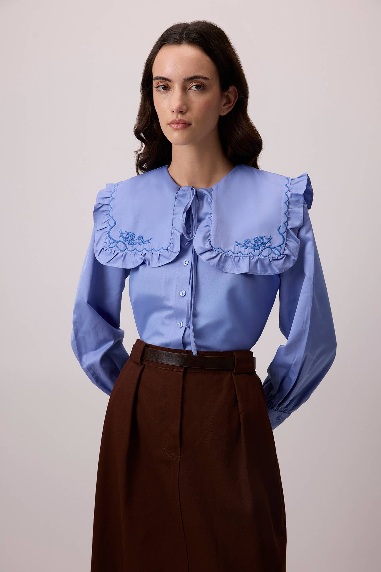 Camicia blu con colletto alla marinara arricciato