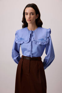 Camicia blu con colletto alla marinara arricciato