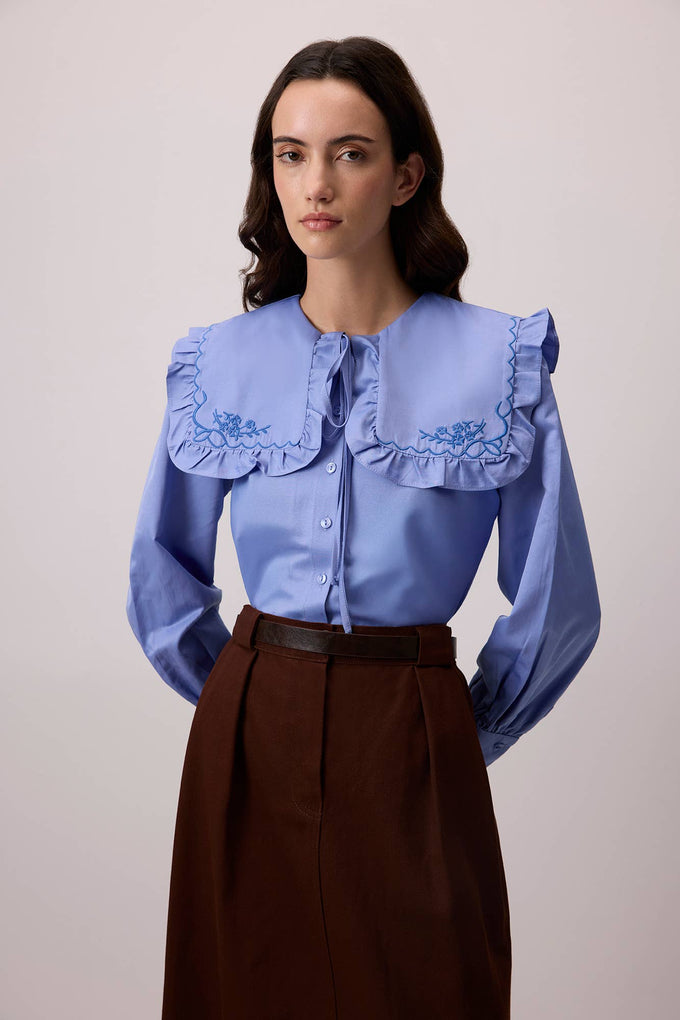 Camicia blu con colletto alla marinara arricciato