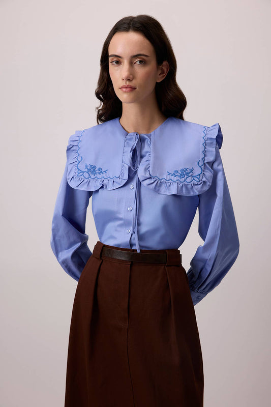Camicia blu con colletto alla marinara arricciato