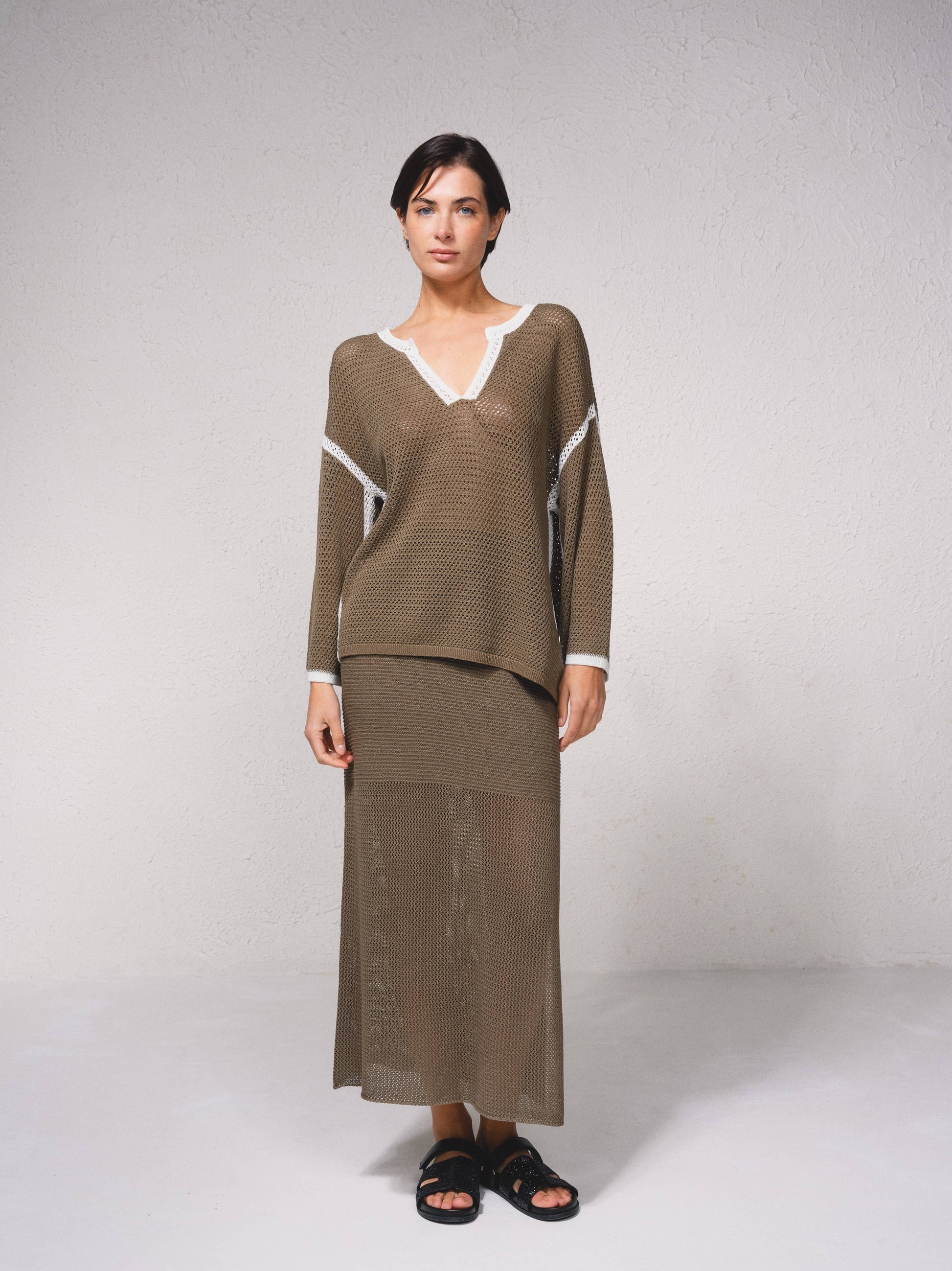 Maglione in maglia traforata con dettagli a contrasto e scollo a V